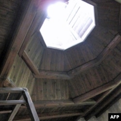 毛泽东旧居内有一个八角形天窗，故称八角楼