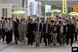 资料照片：占中九子在香港西九龙裁判法院前，(右起)邵家臻、李永达、黃浩铭、戴耀廷、陳健民、朱耀明、陈淑庄、锺耀华以及张秀贤。(2019年4月9日)