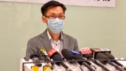 民主黨深水埗區議員袁海文表示，他會宣誓，希望履行對選民的承諾，做足4年任期，他坦言擔心留任之後在區議會發言的言論自由受到很大限制，形容有如一把刀架在頭上，去留都很艱難 (美國之音湯惠芸)