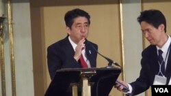 安倍重视对俄外交。2013年春季安倍访俄时在莫斯科对两国工商界发表演讲。（美国之音白桦拍摄）