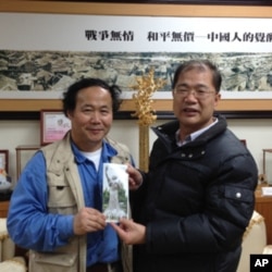 民主女神像的雕塑者陳維明(左)