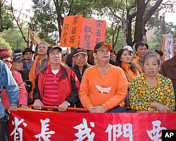 中央選舉委員會外面的宋楚瑜支持者