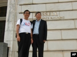 麥海華與李卓人於參議院羅素大樓(Russell Building)外合照