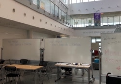 在美国联邦卫生当局建议暂停接种强生疫苗的一天前，在马里兰州在一家社区学院校园开设的大型新冠疫苗接种站，工作人员在白板上通知前来接种疫苗者“没有辉瑞 只有强生”。(2021年4月12日)