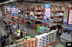 印度顧客在一家印度沃爾瑪零售店購物（資料照：2012年12月5日）