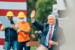 彭斯副总统在他的推特上发布的参观威斯康辛州拉克罗斯的达里兰电力合作社的照片。(2020年9月7日)