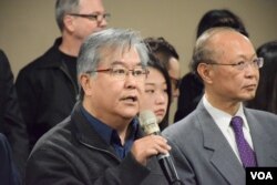 香港版權大聯盟發言人林旭華(左)。(美國之音湯惠芸)