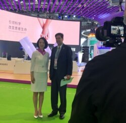 美国商会上海分会会长季恺文(右)出席第三届中国国际进口博览会，与参展的美商代表合影。（美国商会上海分会会长季恺文提供）