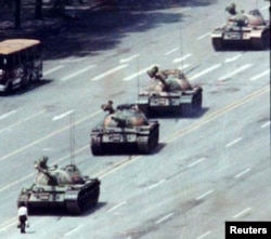 1989年6月5日一名中国青年阻挡开往天安门镇压学生运动的坦克