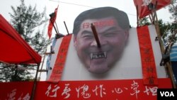 社民連維園攤位設置巨型梁振英長鼻子頭象，諷刺他經常說謊 (美國之音湯惠芸拍攝)