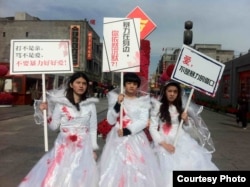 街头反家暴活动(北京益仁平中心提供)