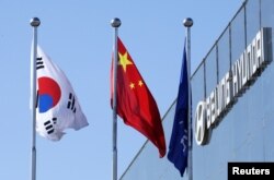 韓國與中國國旗在北京郊區的現代汽車製造廠外飄揚。 （2019年1月25日）