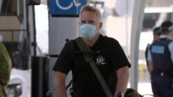 澳大利亞金融評論駐滬記者邁克·史密斯（Mike Smith）2020年9月8日抵達悉尼機場。