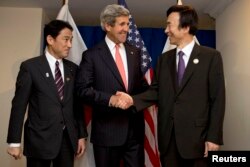 美国国务卿约翰•克里、日本外相岸田文雄（左）和韩国外长尹炳世（右）在文莱出席东盟外长会议前合影。（2013年7月1日）