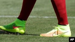 一名足球队员2014年6月在一场比赛时穿的耐克足球鞋（美联社）