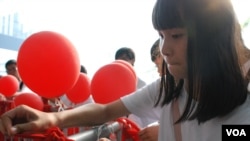 反國民教育蒙眼遊行結束後，參加者將蒙眼的紅布綁在香港特區政府總部門外的鐵欄上