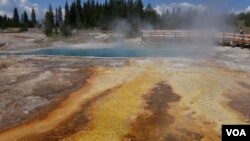 黄石公园的温泉景点（美国之音国符提供）
