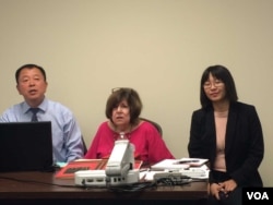 石文安（中) 在华盛顿的一个文化沙龙上谈论毛泽东。 （2017年9月9日，美国之音斯洋拍摄）