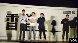 代替本民前發言人梁天琦(中)參選新界東立法會地區直選的梁頌恆(左)及李東昇。(VOA 湯惠芸攝)