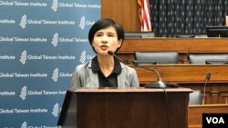 台湾文化部长郑丽君2019年5月22日在纪录片“我们的青春，在台湾”美国国会山播映会上讲话（美国之音锺辰芳拍摄）