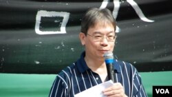 研究國民教育的梁恩榮博士認為，香港由推行公民教育改為國民教育是倒退