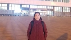 幾年前為聲援王全璋，維權人士許艷抵達天津南站後不久被警方控制（許艷本人提供）