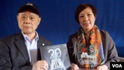 刘抒鹃持奖座与黄式宪合影（美国之音国符拍摄）