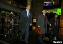 美國財政部負責國際事務的次長大衛•馬爾帕斯和美國貿易談判代表團其他成員1月 7日談判結束後返回酒店