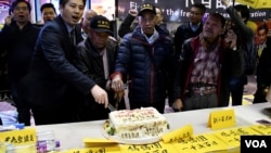 “鳩嗚團”切特製蛋糕紀念持續抗爭1,500日。（美國之音湯惠芸拍攝）