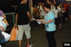 「我們都是511」成員Joyce在街站附近派傳單，呼籲市民關注政改問題（美國之音湯惠芸攝）