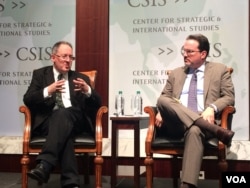 吉迪恩•拉赫曼（左）四月份在战略与国际研究中心举行新书介绍会。