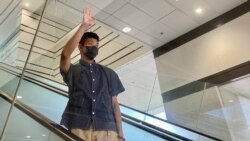 鄒家成自行到西九龍裁判法院應訊，進入法庭前向傳媒打招呼。(美國之音 湯惠芸拍攝)