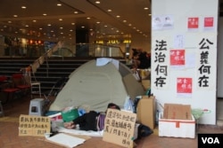 2019年7月11日，香港政府總部附近金鐘地鐵站出口的反送中抗議絕食者營地（美國之音記者申華拍攝）