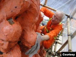 2013年高志活（Jens Galschiot）赴港统筹“国殇之柱”维修工作。（照片提供：高志活）