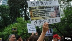 遊行人士高舉保護斯諾登的標語 (美國之音湯惠芸)