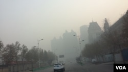 2016年12月19日下午，河北省石家庄市雾霾笼罩能见度大幅降低。（美国之音叶兵拍摄）