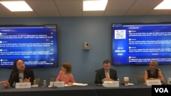 台灣數碼政務委員唐鳳（左一）2019年4月23日參加喬治華盛頓大學座談會（美國之音鍾辰芳拍攝）