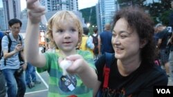 來自捷克、現任香港大學人文學院榮譽助理教授的Moore女士，帶4歲半的兒子參加六四廿四周年燭光晚會。