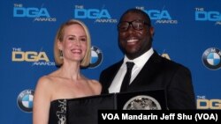 女演員莎拉鮑爾森和導演史提夫麥昆（美國之音國符拍攝）