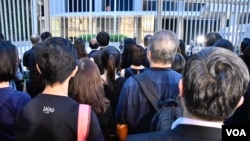 香港法律界遊行人士在政府總部外靜默3分鐘抗議《逃犯條例》修訂。(美國之音湯惠芸拍攝)