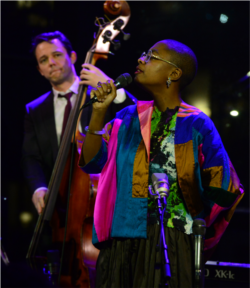 Paul Sikivie于2020年2月3日在林肯中心为劳伦斯·莱瑟斯举行的纪念音乐会上与歌手塞西尔·麦克洛林·萨尔万特一起演奏贝斯。(照片来源: Frank Stewart/Jazz at Lincoln Center )