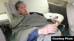 山东维权人士刘厚顺在文登市派出的截访车上遭遇暴力(图片来源：权利运动)