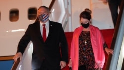 美国国务卿蓬佩奥与夫人2020年10月27日抵达斯里兰卡访问（路透社）