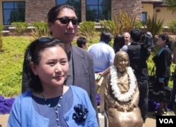 设计慰安妇塑像的韩国夫妇（美国之音国符拍摄）