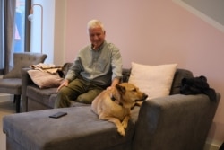 韦安仕与他从香港带来英国的唐狗 (美国之音/郑乐捷)