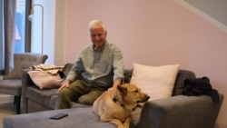 韋安仕（Steve Vines）與他從香港帶來英國的唐狗（美國之音/鄭樂捷）