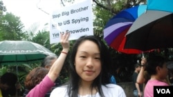 參加遊行的美國公民Ming Lin認為美國政府應該公開搜集的資訊有何用途 (美國之音湯惠芸)