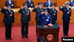 资料照：2018年3月18日，新一届中国国家中央军委大部分成员在北京人民大会堂宣誓就职。排名第一的副主席许其亮手抚宪法，后排从左到右：委员张升民、李作成、副主席张又侠、委员魏凤和、苗华。