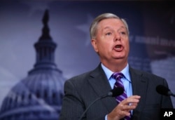 美国共和党资深参议员格雷厄姆在记者会上（2017年11月1日）