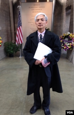 来自中国的王刚现在是维吉尼亚州的一名病理医生。（美国之音 陈怡拍摄）2013年11月13日